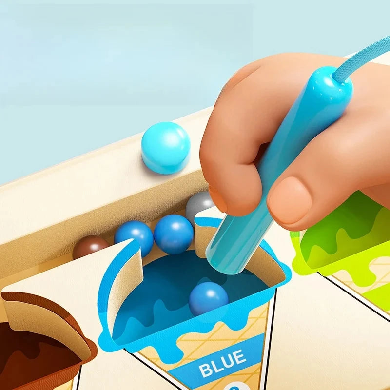 Niño jugando con laberinto magnético educativo de madera para motricidad fina